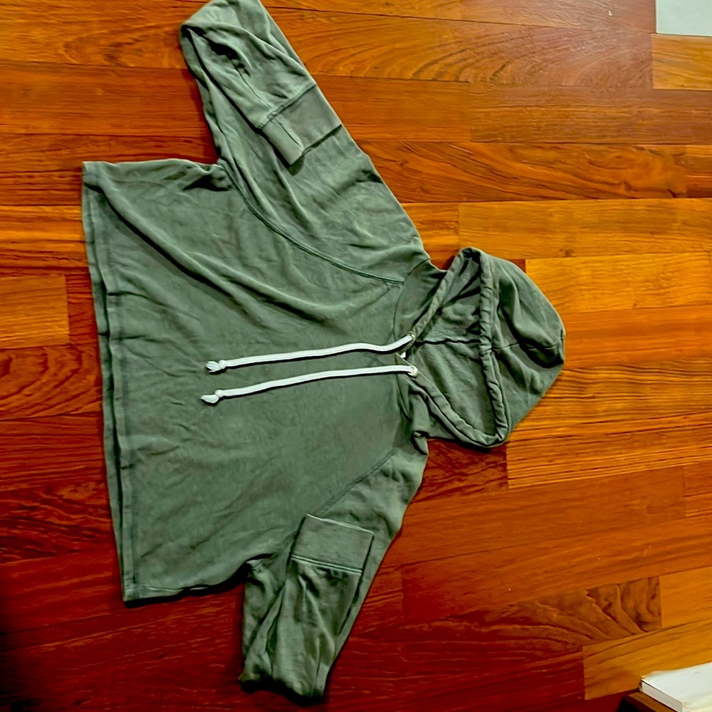 Divided HnM basics: a medium green cropped hoodie